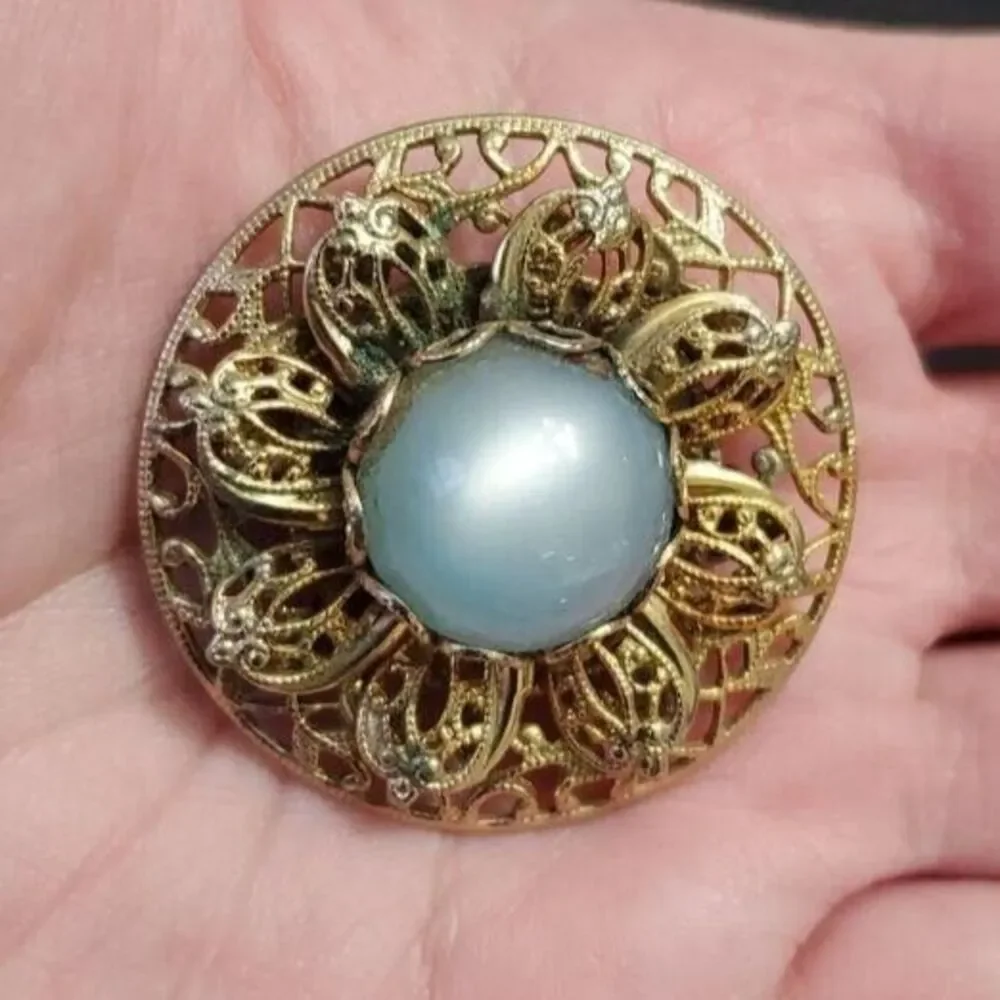 Vintage gold tone round brooch with blue